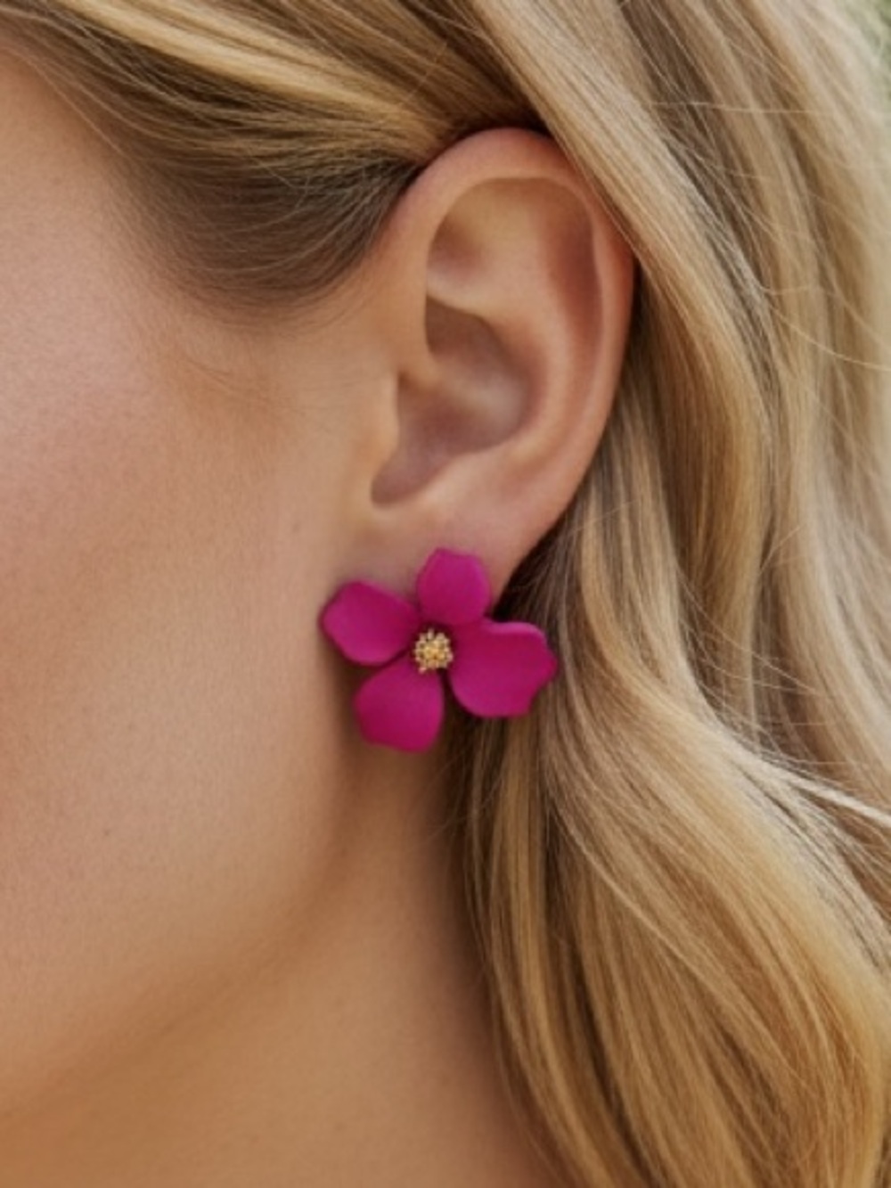 “Riya” Minimalist Cute Gold Floral Stud Earring - Picture 1 of 6